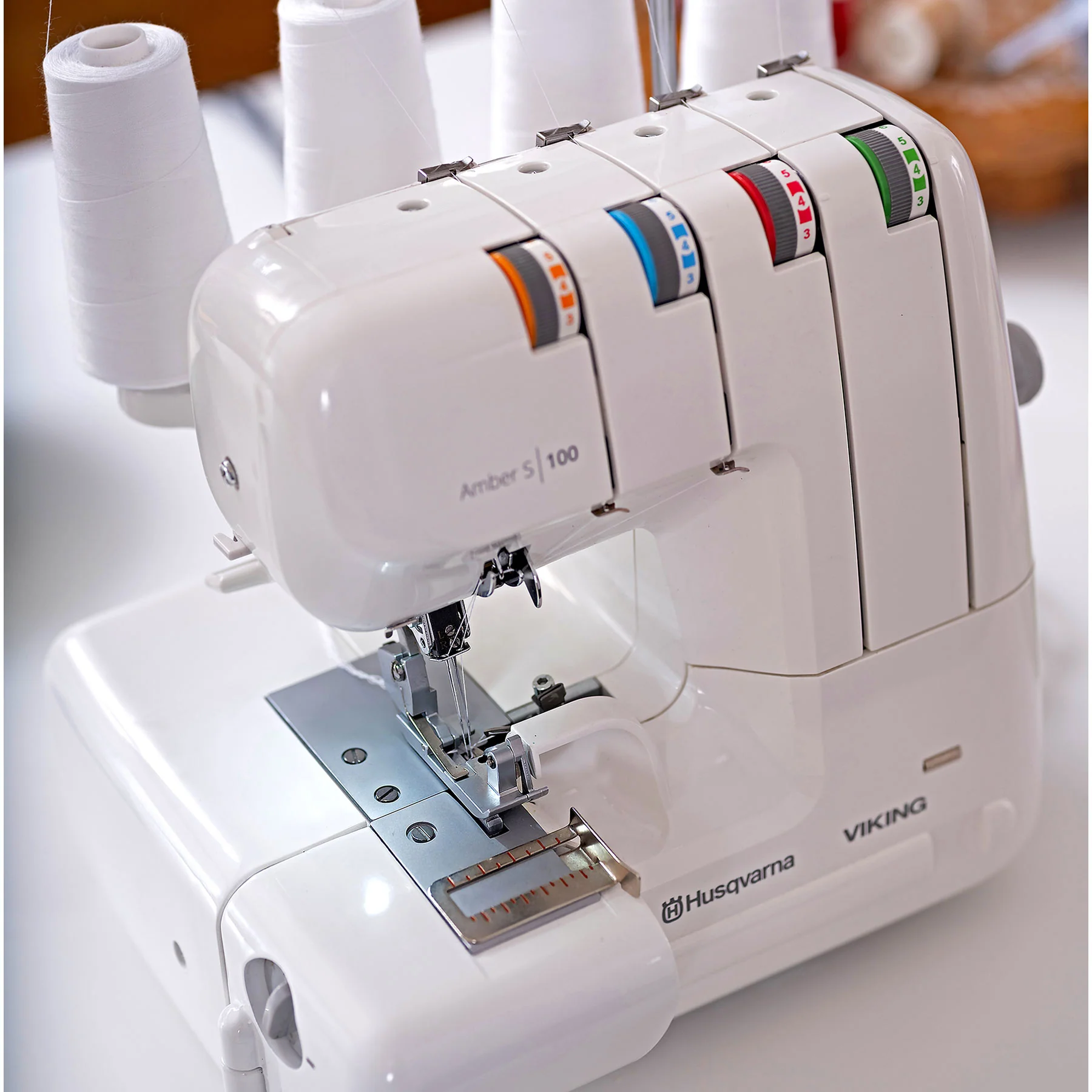 HUSQVARNA® VIKING® AMBER™ S | 100 Overlock Machine - Image 11