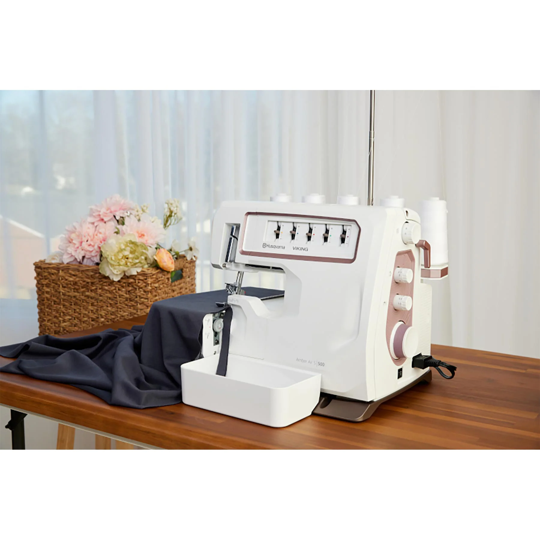 HUSQVARNA® VIKING® AMBER™ Air S | 500 Coverlock Machine - Image 4