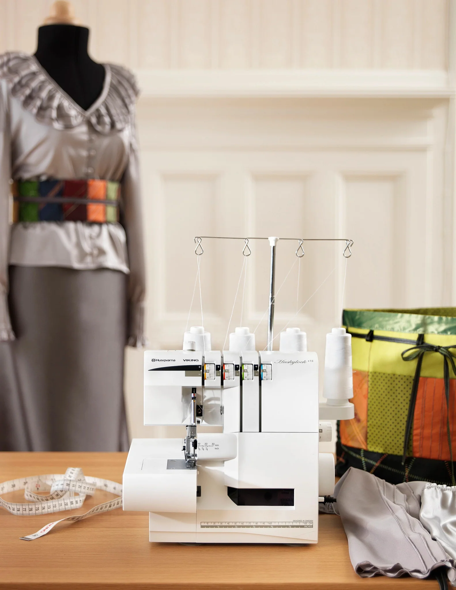 HUSQVARNA® VIKING® HUSKYLOCK™ S15 Overlock Machine - Image 3