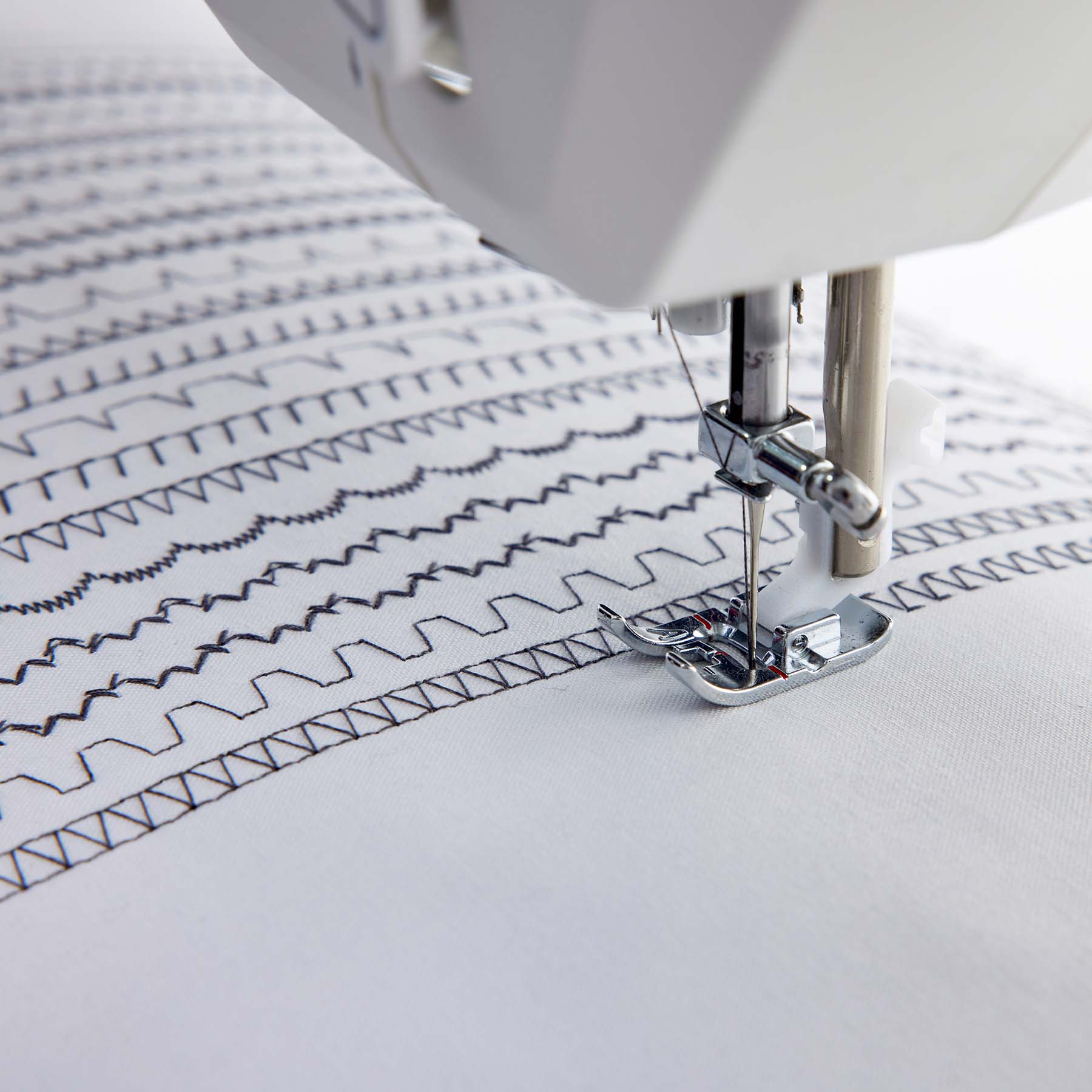 HUSQVARNA® VIKING® ONYX™ 15 Sewing Machine - Image 9