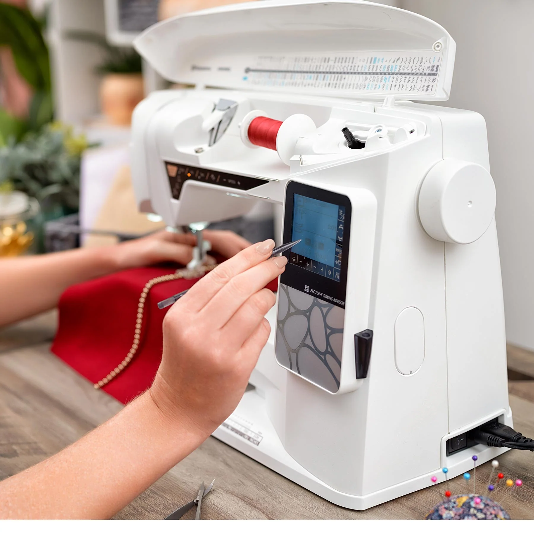 HUSQVARNA® VIKING® OPAL™ 690Q Sewing Machine - Image 5