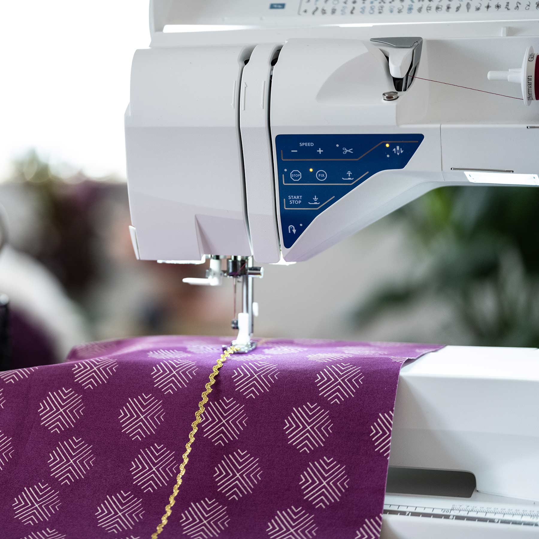 HUSQVARNA® VIKING® SAPPHIRE™ 930 Sewing Machine - Image 3