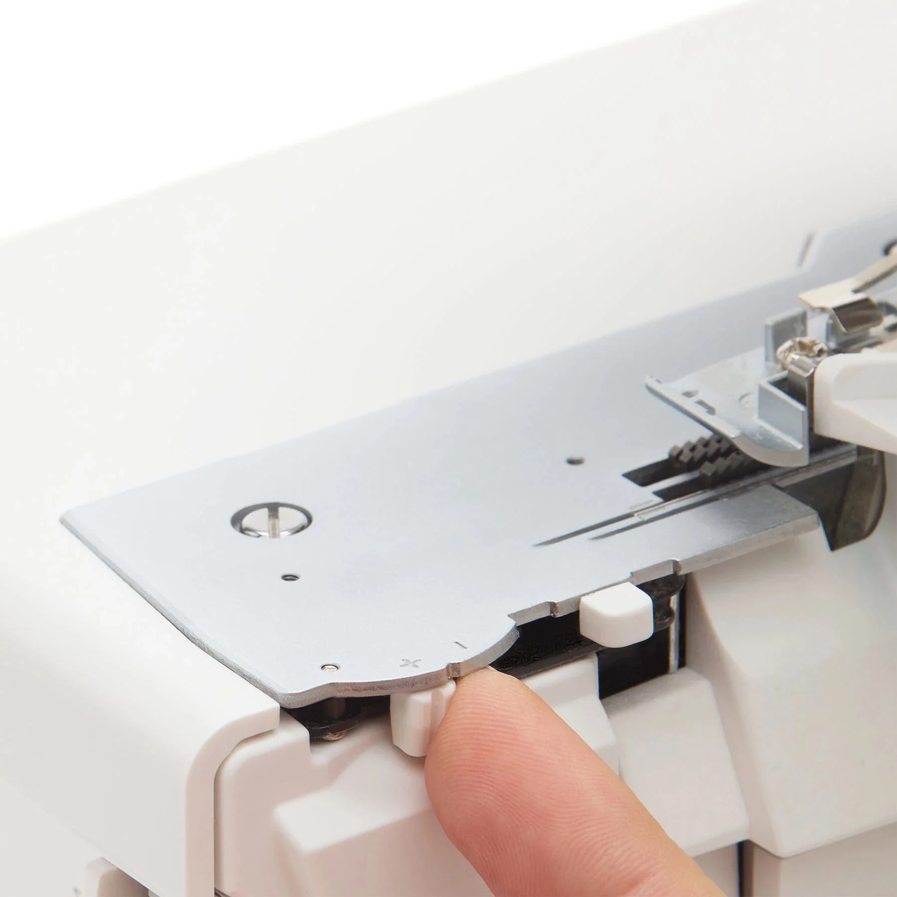 PFAFF® admire™ 3000 Overlock Machine - Image 6