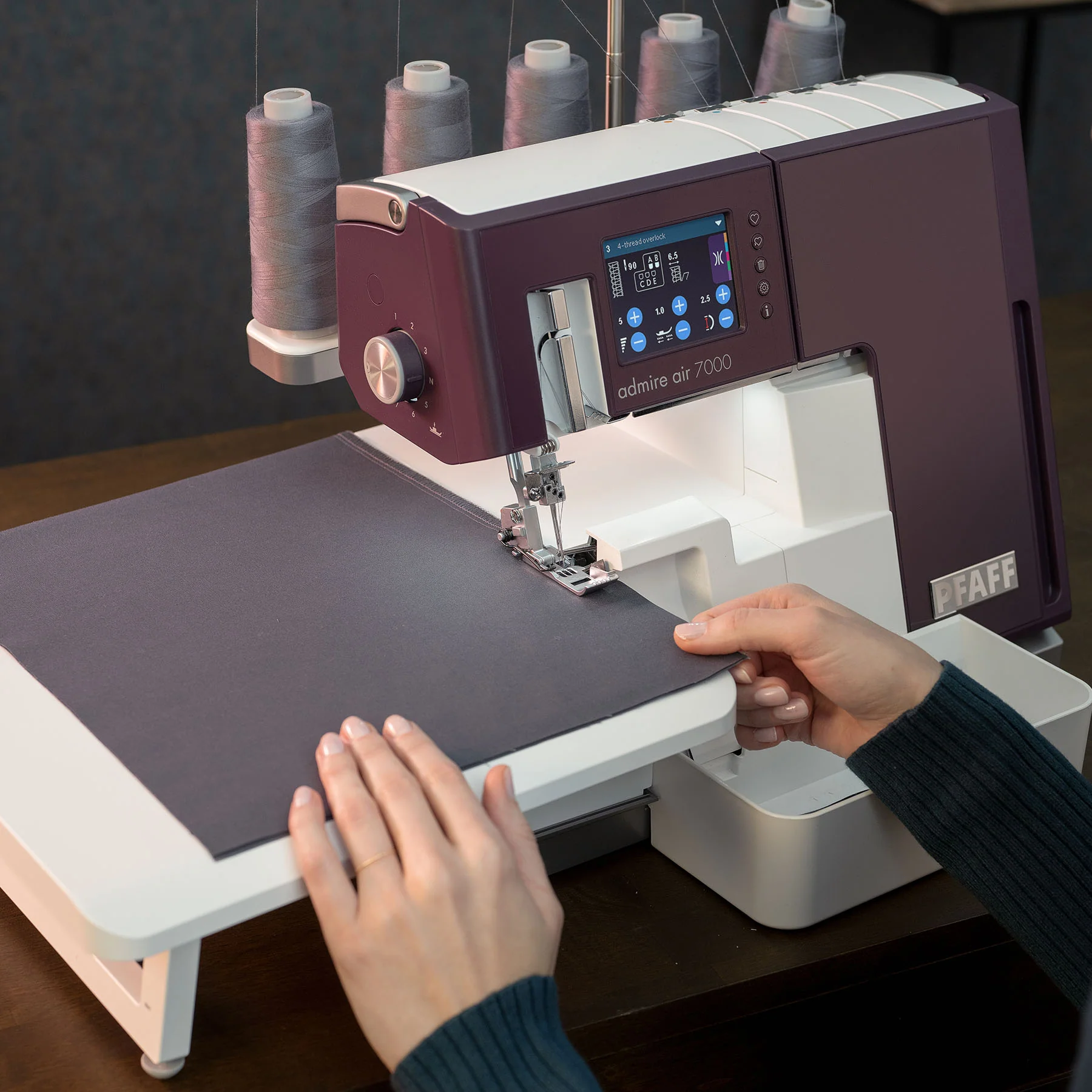 PFAFF® admire™ air 7000 Coverlock Machine - Image 4