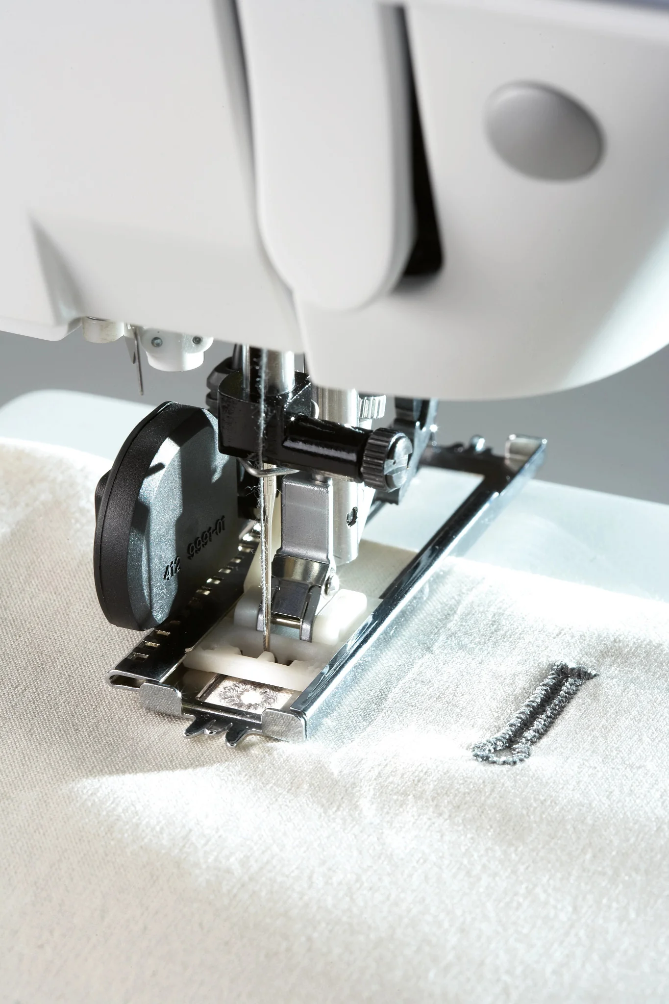 PFAFF® Buttonhole Foot (J) - Image 2