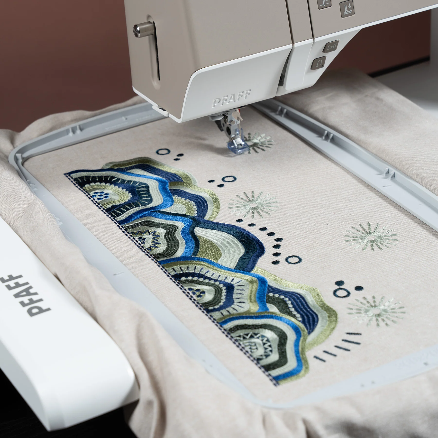 PFAFF® creative elevate™ 680 Embroidery Unit - Image 3