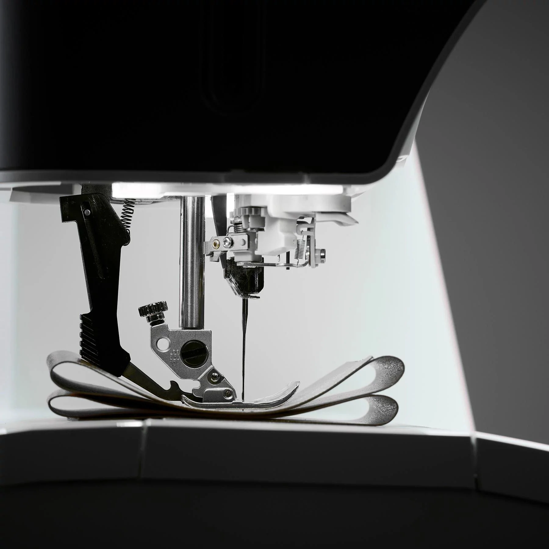 PFAFF® expression™ 715 Sewing Machine - Image 3