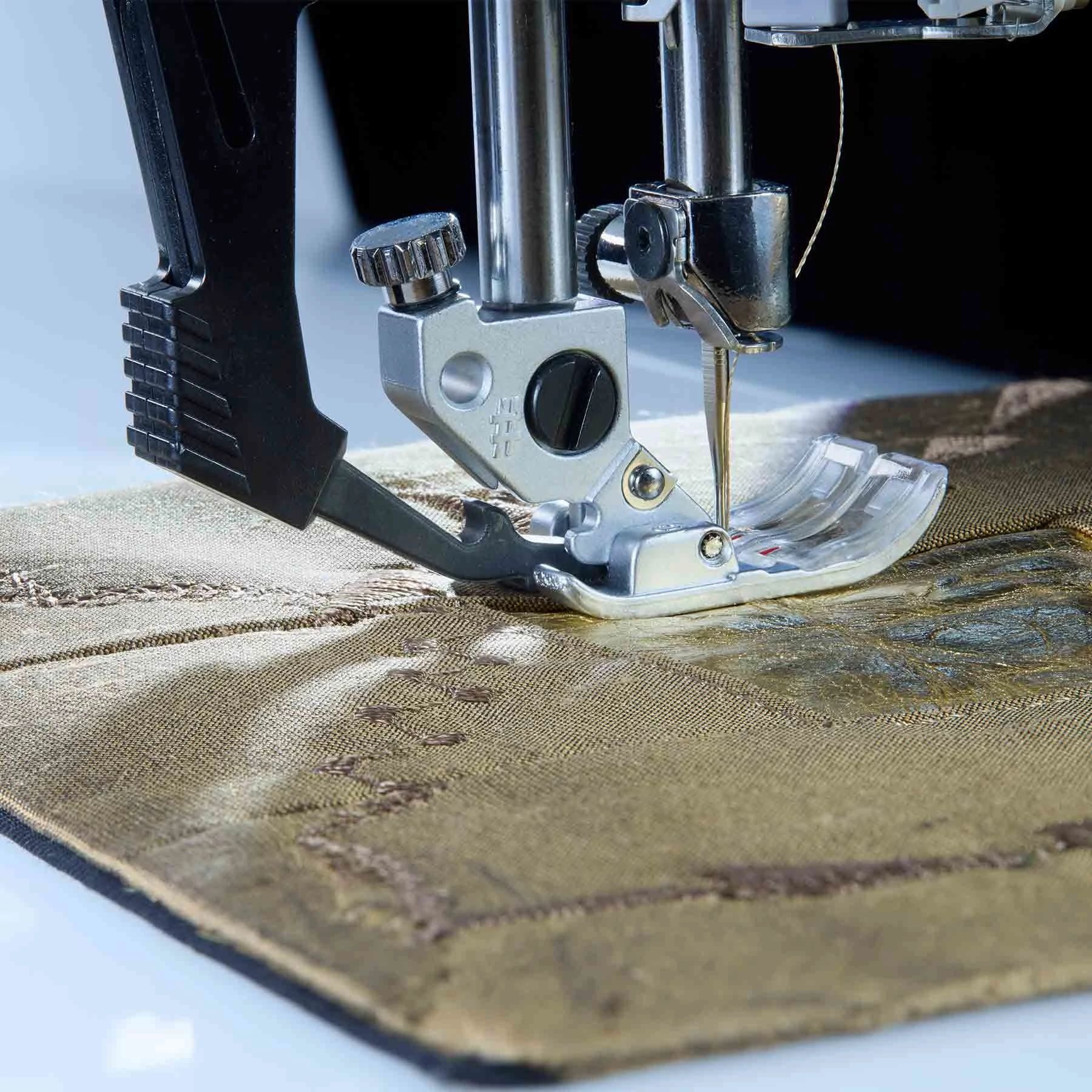 PFAFF® quilt expression™ 725 Sewing Machine - Image 4