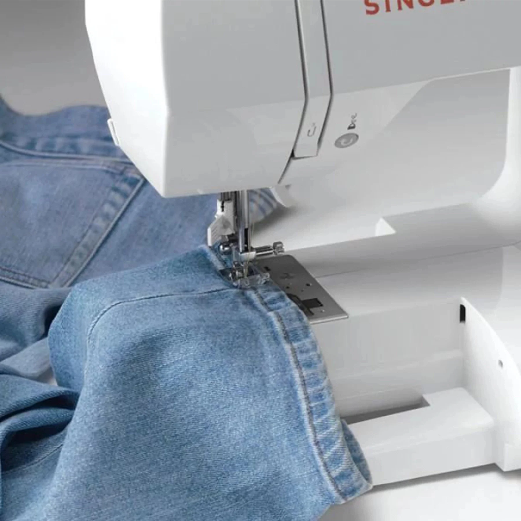 SINGER® Confidence™ 7470 Sewing Machine - Image 3