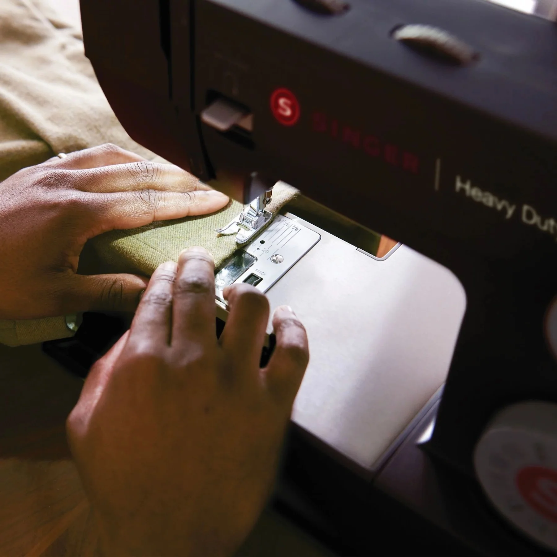 SINGER® Heavy Duty 4432 Sewing Machine Black Special Edition - Image 3